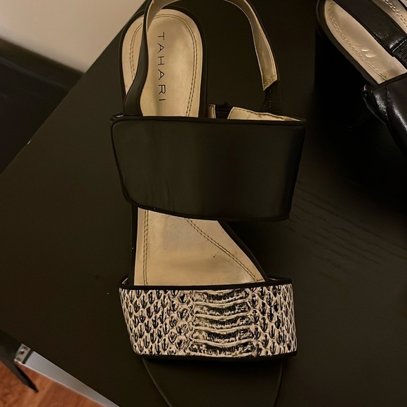 Tahari block heel sandals - Picture 3 of 4